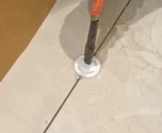 忻府瓷砖空鼓维修公司专业解答瓷砖在铺贴过程中，如果没有涂抹均匀到位的粘结材料（如水泥砂浆或瓷砖胶），可能会导致以下问题