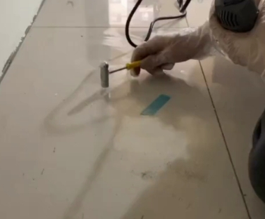 忻府瓷砖开裂维修公司专业分享瓷砖在铺贴前如果没有沥干水分，将会导致以下问题